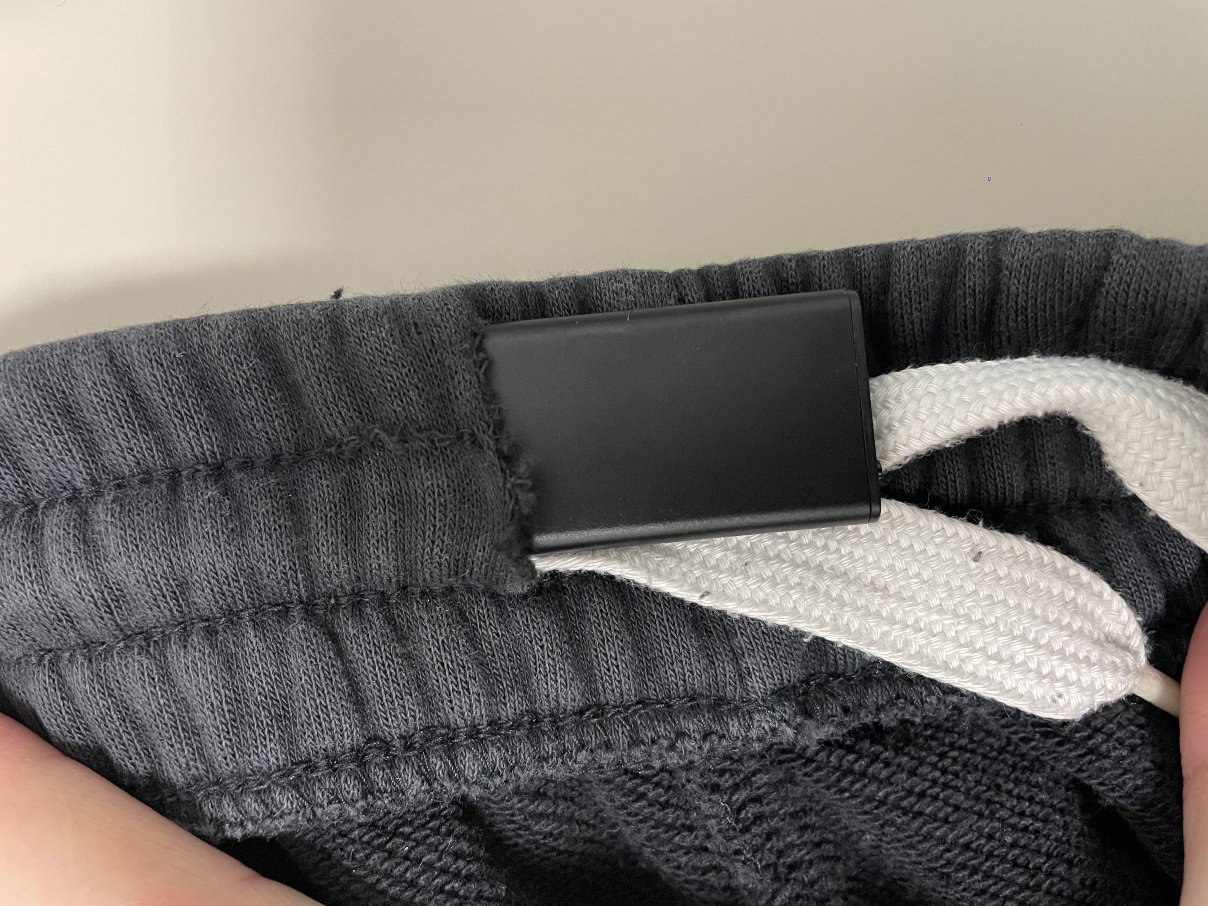 הכניסו את המקליט לתוך הרווח שנוצר